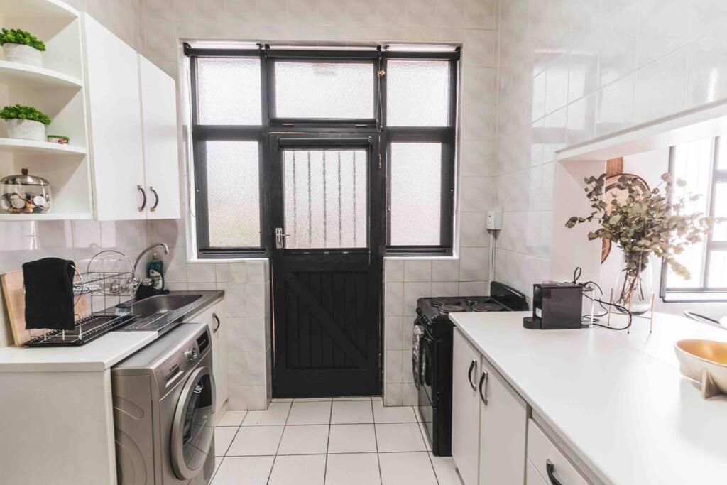 Cozy One-Bedroom In The Heart Of Sea Point Cidade Do Cabo Exterior foto